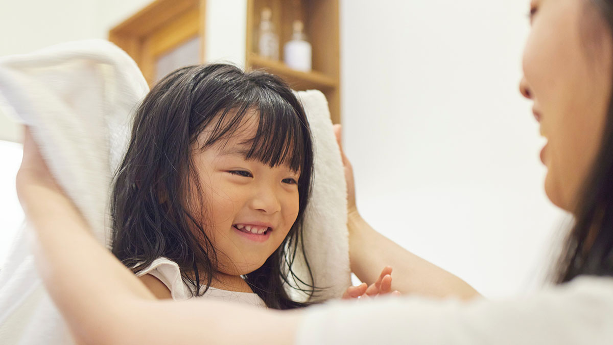 “ヘアドライをする子ども”